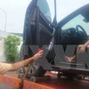 Chiếc xe ôtô và nữ tài xế cố thủ trong xe bị đưa về Trạm kiểm soát giao thông Ngã ba Thái Lan. (Ảnh: Sỹ Tuyên/TTXVN) 