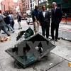 Thị trưởng thành phố New York Bill de Blasio (thứ hai, phải) và Thống đốc bang New York Andrew Cuomo (thứ ba, phải) tại hiện trường vụ nổ ở khu vực Chelsea ngày 18/9. (Nguồn: AFP/TTXVN) 