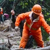 Lực lượng cứu hộ dẹp đường sau trận lở đất do bão Megi tại khu vực Shuikou, thành phố Tuyền Châu, Phúc Kiến, Trung Quốc ngày 28/9. (Nguồn: THX/TTXVN) 