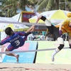 Pha tranh bóng quyết liệt trên lưới giữa cầu thủ đội cầu mây Việt Nam (áo vàng) và cầu thủ Myanmar (áo xanh) trong trận chung kết. (Ảnh: Trần Lê Lâm/TTXVN)