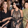 Kim Kardashian dự Tuần lễ Thời trang Paris với mẹ và em gái. (Nguồn: CNN) 