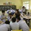 Một giáo viên Singapore đang giảng bài cho học sinh.