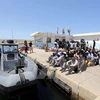 Người di cư được đưa tới cảng Tripoli, Libya sau khi bị ngăn chặn trên biển. (Nguồn: THX/TTXVN)
