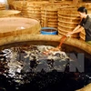 Sản xuất nước mắm ở Phú Quốc. (Ảnh: Thanh Vũ/TTXVN) 