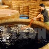 Sản xuất nước mắm truyền thống ở Phú Quốc. (Nguồn: TTXVN)