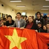 Các sinh viên Trường Giáo Dục Kỹ Thuật của Argentina tham gia buổi nói chuyện chụp ảnh lưu niệm, (Ảnh: Phương Lan/Vietnam+) 