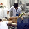 Các nạn nhân của vụ nổ súng được chăm sóc tại bệnh viên đa khoa tỉnh Đắk Nông. (Ảnh: Hưng Thịnh/TTXVN)