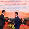 Thủ tướng Nguyễn Xuân Phúc và Thủ tướng Campuchia Hun Sen chứng kiến lễ ký bản thỏa thuận thúc đẩy thương mại song phương. (Nguồn: TTXVN) 