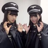 Nhóm nhạc Keyakizaka biểu diễn trong bộ váy màu đen dài đến đầu gối, với mũ và áo choàng khá giống quân phục của phátxít Đức. (Nguồn: ibtimes.co.uk) 