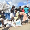 Người dân Haiti nhận hàng cứu trợ sau bão Matthew ở Les Cayes, ngày 12/10. (Nguồn: AFP/TTXVN)