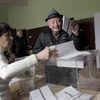  Cử tri Bulgaria bỏ phiếu tại một điểm bầu cử ở Pleven ngày 6/11. (Nguồn: AP/TTXVN) 