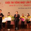 Ban tổ chức trao giải Nhất cho thí sinh Hoàng Thị Chăm với bài dự thi 'Mối duyên giữa tôi và tiếng Nhật.' (Ảnh: Minh Thu/TTXVN)