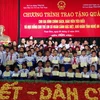 Phó Chủ tịch nước Đặng Thị Ngọc Thịnh chụp ảnh lưu niệm cùng các trẻ em có hoàn cảnh đặc biệt khó khăn của huyện Nam Đàn. (Ảnh: Tá Chuyên/TTXVN) 