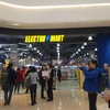 Du khách tham quan, mua sắm tại siêu thị điện tử Electro Mart ở Starfield Hanam. (Ảnh: Hồng Hạnh/Vietnam+)