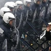 Một binh sỹ Bỉ la hét trước lực lượng cảnh sát phản đối tăng tuổi nghỉ hưu. (Nguồn: Reuters) 