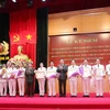 Thượng tướng Tô Lâm, Bộ trưởng Bộ Công an tặng Bằng khen của Bộ trưởng Bộ Công an cho các giáo sư năm 2016. (Ảnh: Phương Hoa/TTXVN) 