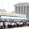 Xếp hàng vào Lăng viếng Chủ tịch Hồ Chí Minh. (Nguồn: TTXVN)