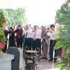 Các đại biểu thắp hương tưởng niệm tại phần mộ cụ Phó bảng Nguyễn Sinh Sắc. (Ảnh: Nguyễn Văn Trí/TTXVN)