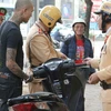 Cảnh sát giao thông xử lý Đội 2 xử phạt người vi phạm tại nút giao thông Kim Mã-Liễu Giai. (Ảnh: Doãn Tấn/TTXVN) 