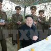 Nhà lãnh đạo Kim Jong-Un (giữa) trong chuyến thị sát một đơn vị pháo binh đóng trên đảo Mahap. (Nguồn: Yonhap/TTXVN)