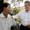 Ông Colburn (bên phải) tại Việt Nam năm 2008. (Nguồn: AP)