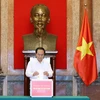 Chủ tịch nước Trần Đại Quang quyên góp ủng hộ đồng bào miền Trung. (Ảnh: Nhan Sáng/TTXVN) 