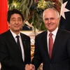 Thủ tướng Nhật Bản Shinzo Abe (trái) và người đồng cấp Australia Malcolm Turnbull. (Nguồn: AAP)