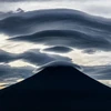 Mây vờn trên đỉnh núi Phú Sĩ, Nhật Bản. (Nguồn: NatGeo)