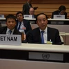 Thứ trưởng Bộ Giao thông Vận tải Nguyễn Hồng Trường (bên phải) tham dự hội nghị. (Ảnh: Hoàng Hoa/TTXVN)
