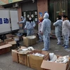 Tiêu hủy gia cầm bị nhiễm bệnh tại Trung Quốc. (Ảnh: AFP/TTXVN)
