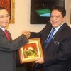 Tổng thư ký đảng UMNO Tengku Adnan Tengku Mansor tiếp Đại sứ Việt Nam tại Malaysia Phạm Cao Phong. (Ảnh: Lê Hòa/Vietnam+) 