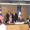 Tổng thống Pháp Francois Hollande và Bộ trưởng Công nghiệp và Ngoại thương Malaysia Mustapa Mohamed chứng kiến lễ ký kết các thỏa thuận hợp tác. (Ảnh: Hoàng Nhương/Vietnam+) 