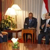 Tổng thống Ai Cập Abdel-Fattah El-Sisi (phải) gặp ông Donald Trump (trái) khi còn là ứng cử viên Tổng thống Mỹ tại New York ngày 20/9/2016. (Nguồn: AFP/TTXVN) 