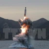 Tên lửa đạn đạo được phóng từ tàu ngầm tại một địa điểm bí mật ở Triều Tiên. (Ảnh: EPA/TTXVN)