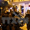 Cảnh sát Pháp phong tỏa hiện trường vụ nổ súng trên Đại lộ Champs Elysees ở Paris ngày 20/4. (Nguồn: EPA/TTXVN)