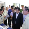 Phó Thủ tướng Trịnh Đình Dũng thăm công ty Samsung tại khu công nghiệp Yên Phong-Bắc Ninh. (Ảnh: Thái Hùng/TTXVN) 