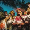 Người dân ném bột màu vào nhau để mừng lễ Holi, một lễ hội Hindu mùa xuân tôn vinh tình yêu và tình bạn ở Ấn Độ. (Nguồn: NatGeo)