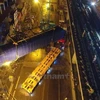 Toa tàu đầu tiên của dự án đường sắt đô thị Cát Linh-Hà Đông đã được cẩu thành công lên ray tại ga La Khê. (Ảnh: Minh Sơn/Vietnam+)