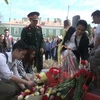  Cộng đồng Người Việt tại Nga đã đến đặt hoa tại tượng đài Hồ Chủ tịch trong khuôn viên Viện Hồ Chí Minh. (Ảnh: Tâm Hằng/Vietnam+) 