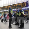 Cảnh sát Anh tuần tra tại nhà ga King Cross ở London ngày 25/5. (Ảnh: EPA/TTXVN)