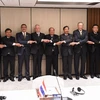 Bộ trưởng Quốc phòng Mỹ James Mattis (thứ 5, trái) và quan chức quốc phòng các nước Đông Nam Á chụp ảnh chung tại Đối thoại Shangri-La lần thứ 16 ở Singapore ngày 4/6. (Nguồn: AFP/TTXVN)
