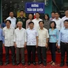Ủy viên Trung ương Đảng, Tổng giám đốc TTXVN Nguyễn Đức Lợi cùng các đại biểu chụp ảnh lưu niệm tại con đường mang tên Trần Kim Xuyến. (Ảnh: Thanh Tùng/ TTXVN)