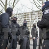 Cảnh sát phong tỏa bên ngoài một tòa nhà ở Berlin trong một chiến dịch truy quét khủng bố. (Nguồn: EPA/TTXVN)