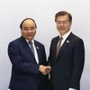 Thủ tướng Nguyễn Xuân Phúc gặp Tổng thống Hàn Quốc Moon Jae-in. (Ảnh: Thống Nhất/TTXVN)