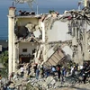 Lực lượng cứu hộ tìm kiếm những người bị mất tích trong đống đổ nát của tòa chung cư bị sập ở Torre Annunziata, Italy ngày 7/7. (Nguồn: EPA/TTXVN)