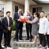 Đại sứ quán Việt Nam tại Đức Đoàn Xuân Hưng thăm, tặng quà gia đình anh Trương Định có bố và mẹ đều là liệt sỹ. (Ảnh: Phạm Văn Thắng/TTXVN)