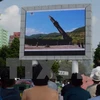 Người dân Triều Tiên theo dõi tin tức về vụ phóng tên lửa đạn đạo liên lục địa Hwasong-14 trên màn hình lớn gần một nhà ga xe lửa ở Bình Nhưỡng. (Nguồn: AFP/TTXVN)