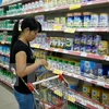 Khách hàng chọn mua sữa bình ổn giá tại Siêu thị Co.op Mart Thanh Hà. (Ảnh: Lan Phương/TTXVN)