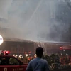 Lính cứu hỏa nỗ lực dập lửa tại chợ cá Tsukiji ngày 3/8. (Nguồn: AFP/TTXVN)