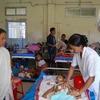  Trẻ em bị viêm não điều trị tại bệnh viện ở Dibrugarh, Ấn Độ. (Nguồn: THX/TTXVN)
